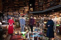 Netflixシリーズ「未来日記」にスタジオ出演する（左から）鷲見玲奈、佐藤大樹、DAIGO、夏菜、ラランド・サーヤ。