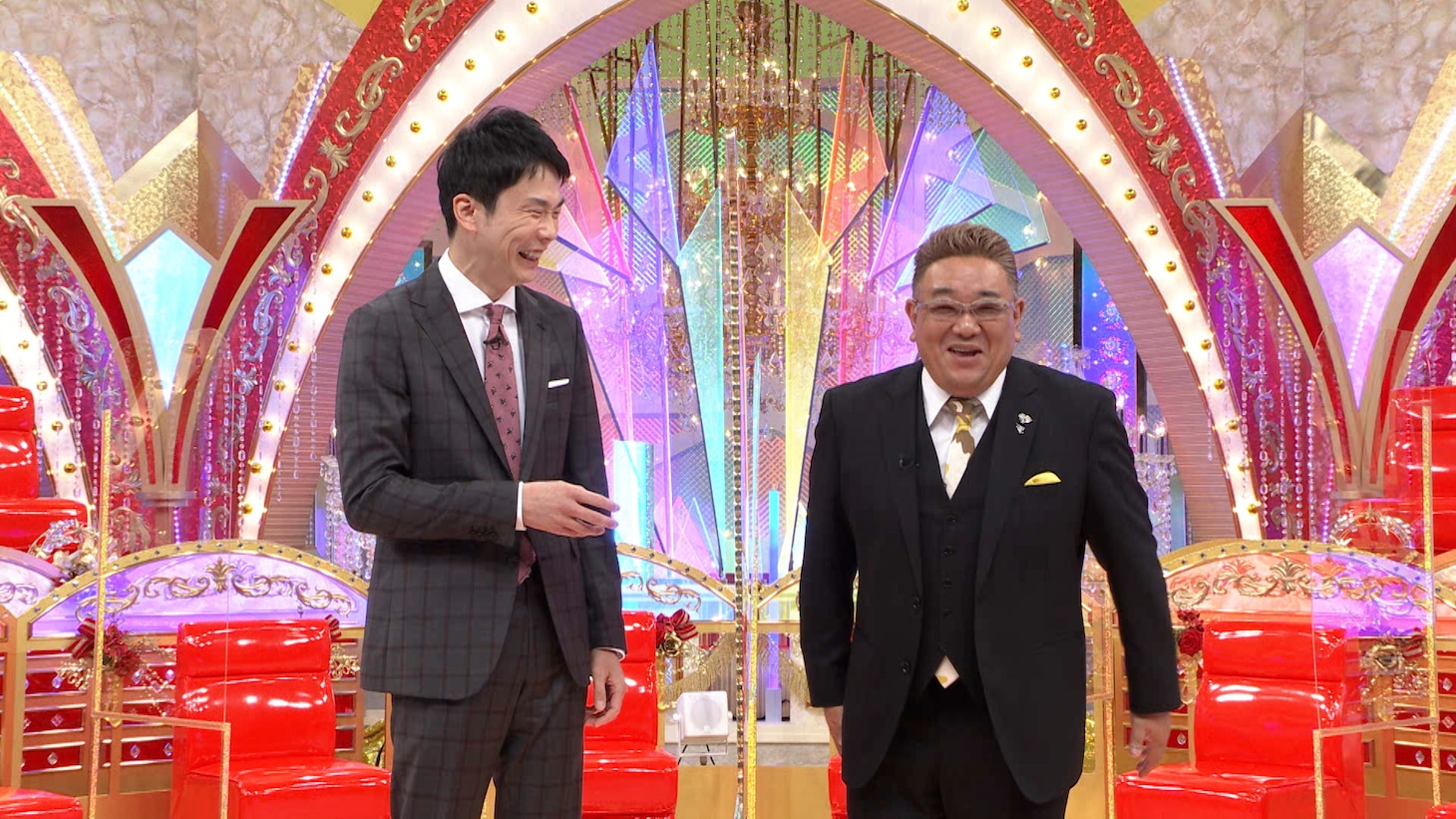 収録後にコメントするかまいたち濱家とサンドウィッチマン伊達。(c)テレビ朝日