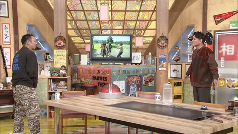 ハンバーグ師匠のVTRを千鳥がスタジオで観賞するワンシーン。(c)ABCテレビ