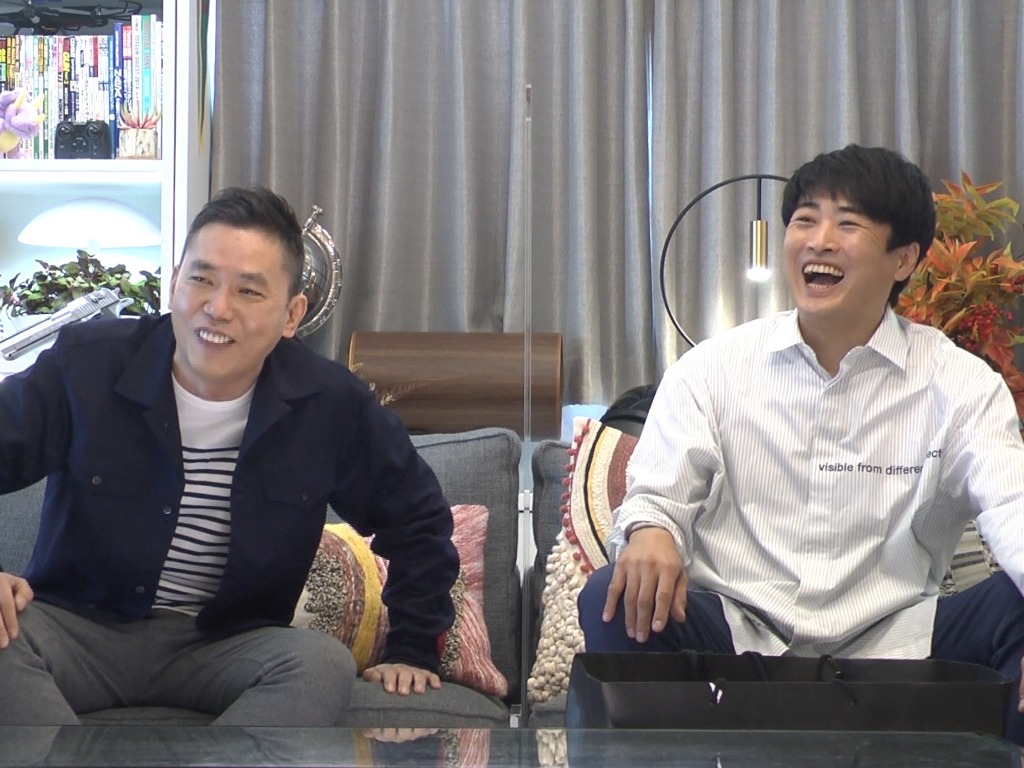 「櫻井・有吉THE夜会SP」に出演する（左から）爆笑問題・太田、劇団ひとり。(c)TBS