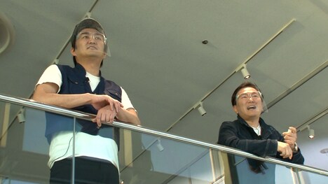 左から平成ノブシコブシ徳井、かまいたち山内。(c)吉本興業