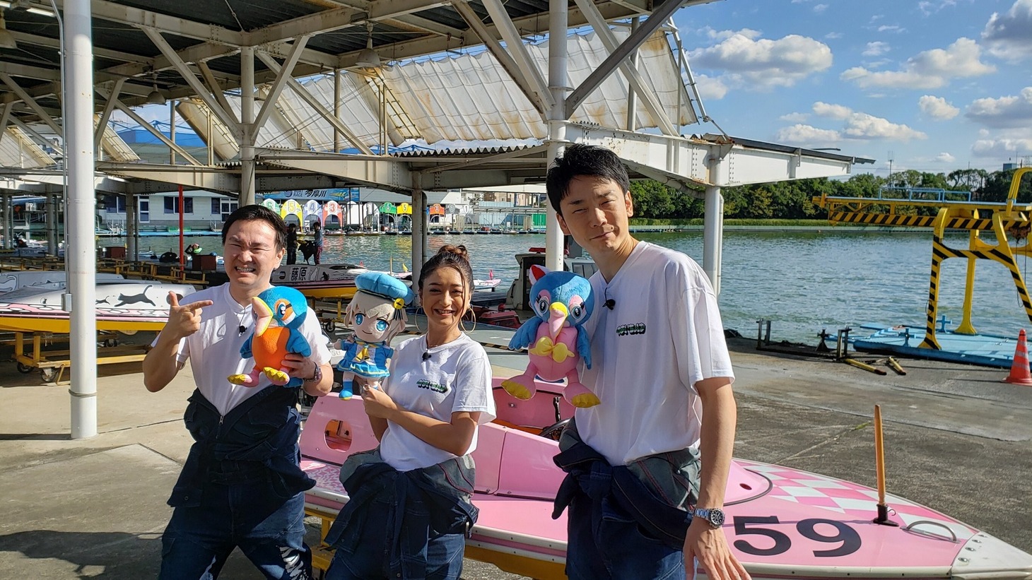 左からかまいたち山内、池田美優、かまいたち濱家。(c)吉本興業