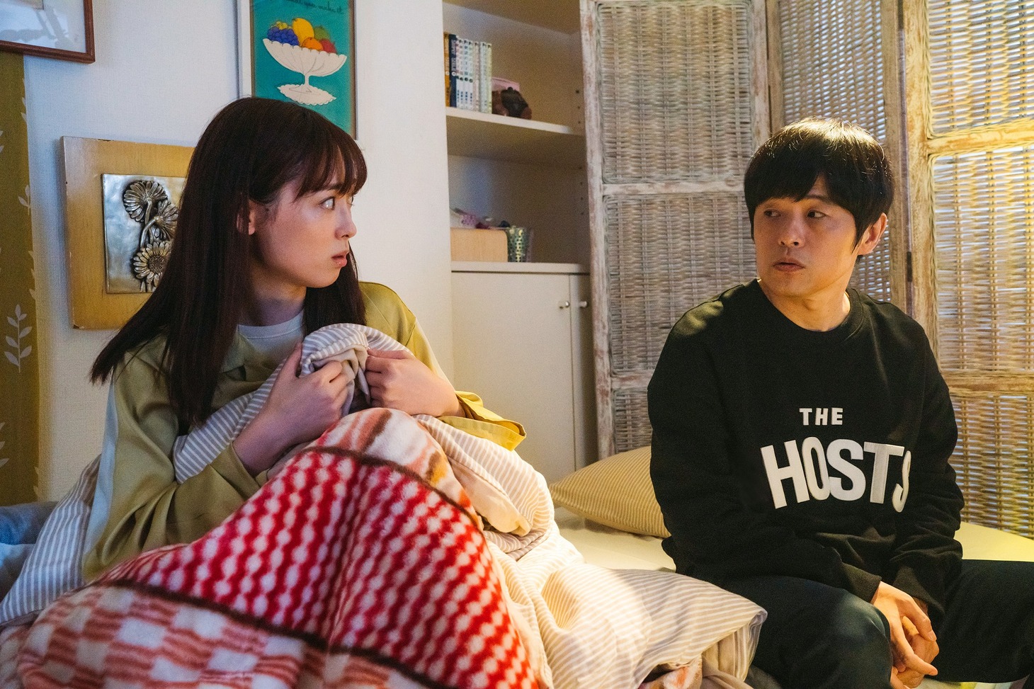 「アンラッキーガール！」第6話より。左から福原遥、バカリズム。(c)読売テレビ