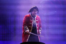 オープニングに登場する佐久間宣行。