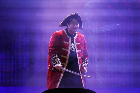 オープニングに登場する佐久間宣行。