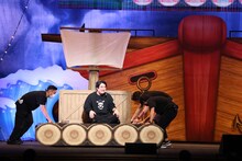 ステージ上で運搬される佐久間宣行。