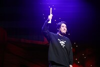 「チュロ上げゲーム」に挑む佐久間宣行。