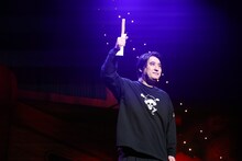 「チュロ上げゲーム」に挑む佐久間宣行。