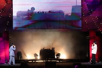 「急な出演で機材がないからDJは無理！」という“茶番”のあと、DJ 松永用の機材がしっかりと運ばれてくるワンシーン。