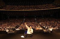 佐久間宣行と会場に詰めかけたリスナーたち。