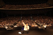 佐久間宣行と会場に詰めかけたリスナーたち。