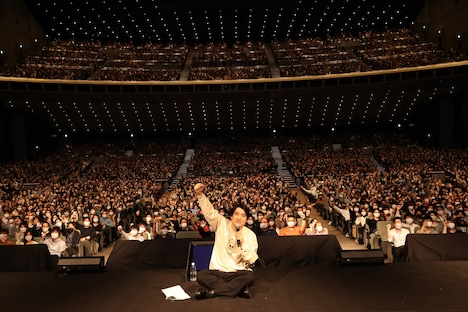 佐久間宣行と会場に詰めかけたリスナーたち。