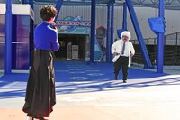 「リポビタンロケット☆ルナ」に乗れず、走って戻ってくる空気階段・鈴木もぐら。