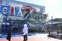 「リポビタンロケット☆ルナ」に乗る空気階段・水川かたまりを見守る（左から）黒田有彩、空気階段・鈴木もぐら。