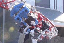 「リポビタンロケット☆ルナ」に乗って悲鳴を上げる空気階段・水川かたまり。