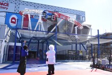 「リポビタンロケット☆ルナ」に乗る空気階段・水川かたまりを見守る（左から）黒田有彩、空気階段・鈴木もぐら。