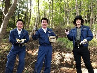 左から辻岡義堂アナウンサー、加藤浩次、ROLAND。(c)日本テレビ