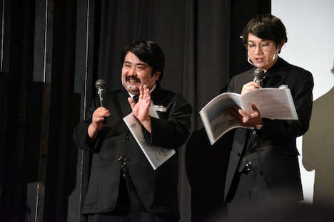 空気階段は舞台挨拶のMCを担当。冒頭から手汗がびちゃびちゃだと述べる空気階段・鈴木もぐら（左）。