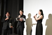 舞台挨拶の様子。左から空気階段、園都。