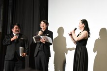 舞台挨拶の様子。左から空気階段、園都。