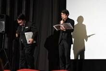 締めの挨拶をする前に1人降壇しようとする空気階段・鈴木もぐら（左）。