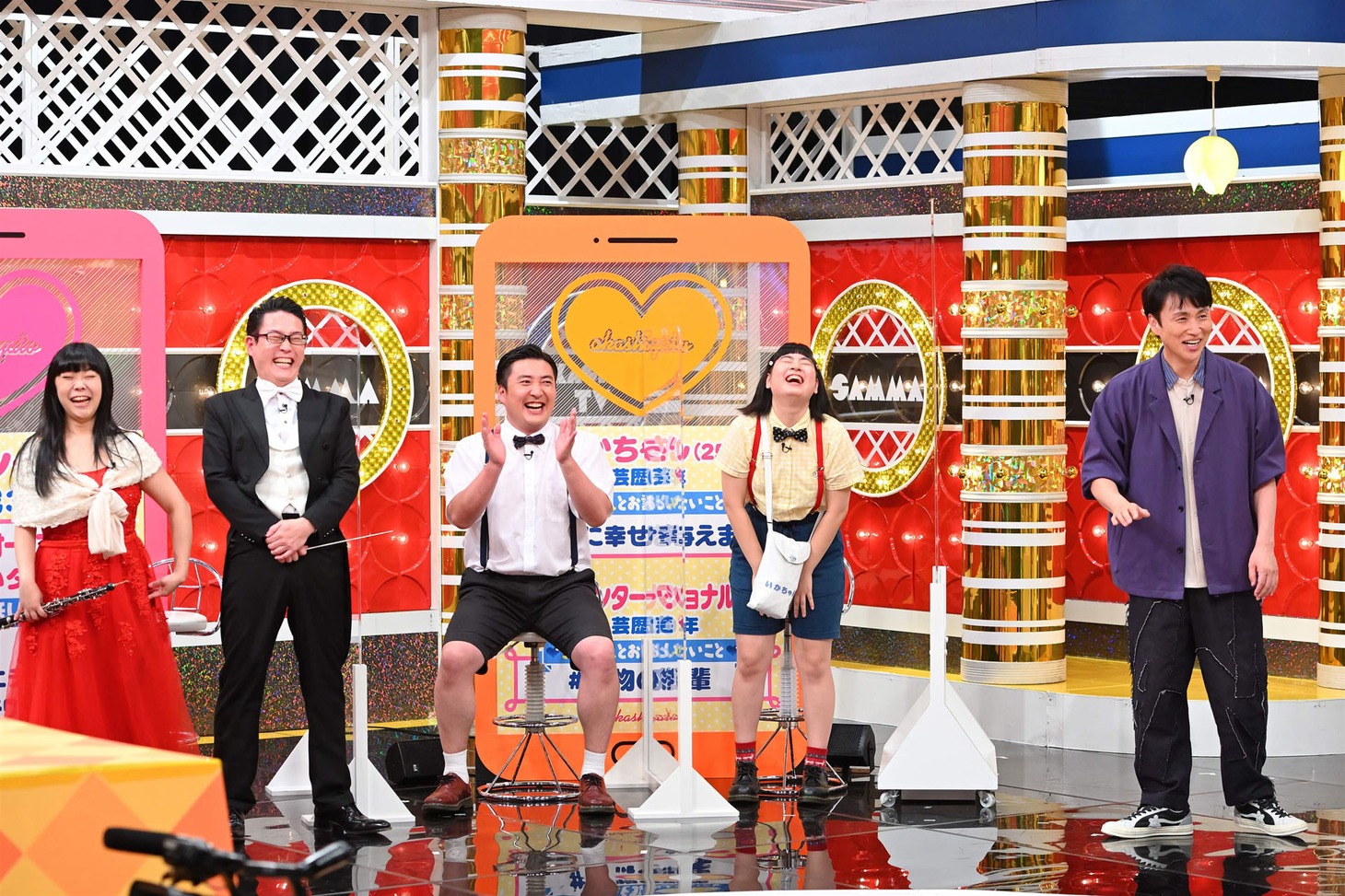 後輩たちを紹介するアンジャッシュ児嶋（右端）。
