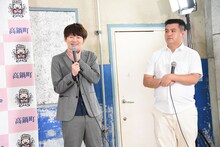 地元の応援大使に就任したジェラードンかみちぃの挨拶をなんとも言えない気分で聞いている相方の海野（左）、アタック西本（右）。