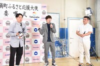 ドッキリを疑うジェラードン海野（中央）。