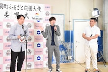 ドッキリを疑うジェラードン海野（中央）。