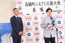 黒木敏之町長（左）とジェラードンかみちぃ（右）。