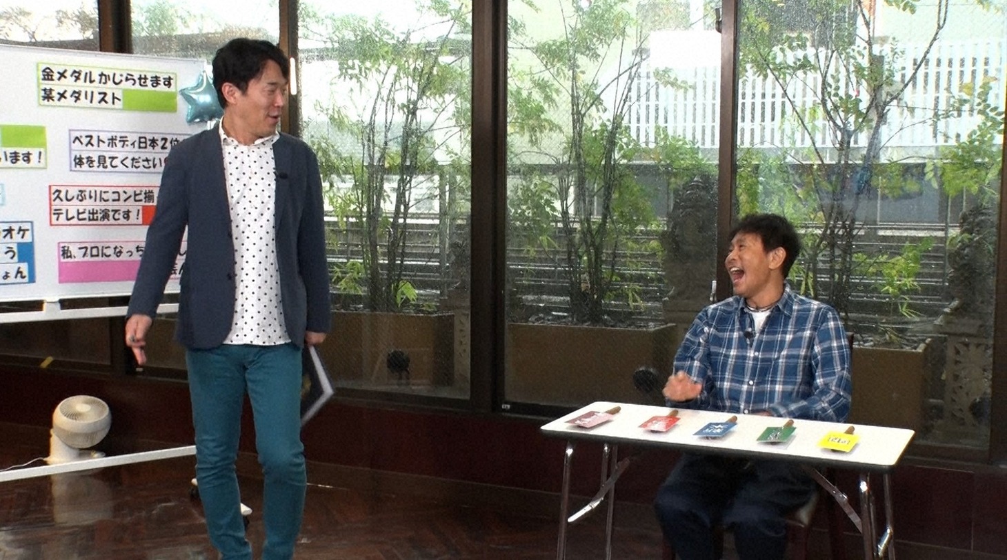 左からペナルティ・ヒデ、ダウンタウン浜田。(c)読売テレビ