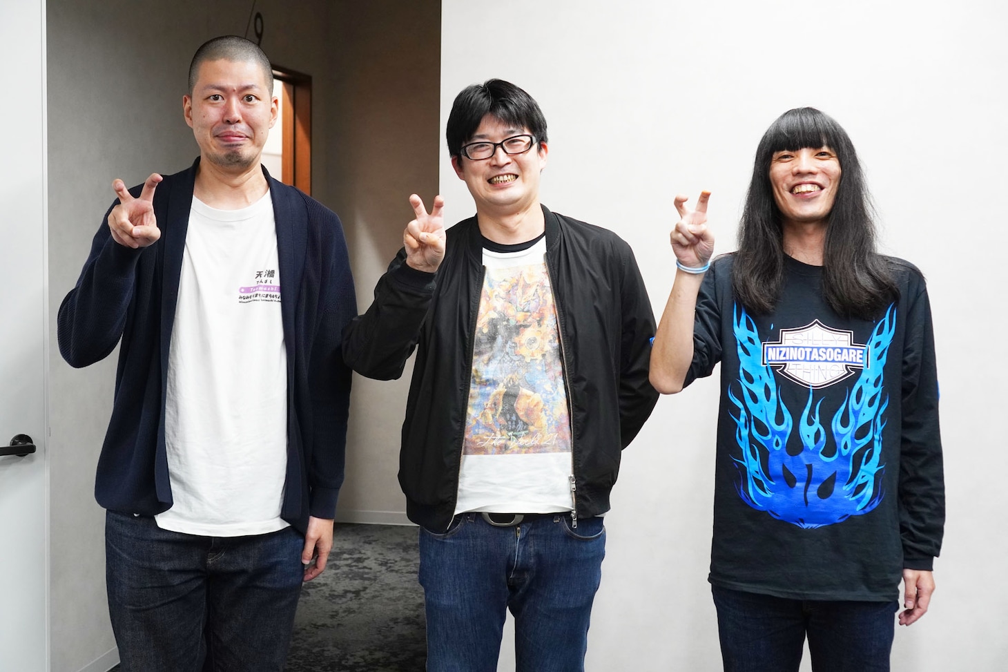 シーチキン佐野（中央）と金属バット。