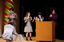 =LOVEとのコラボ大喜利のワンシーン。(c)ひかりTV