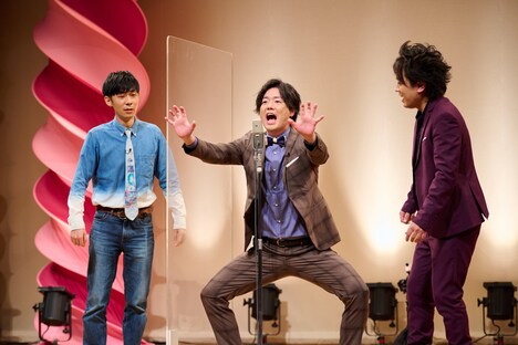 コラボネタを披露するトンツカタン森本(左)とぺこぱ。(c)ひかりTV
