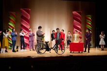 TAIGAに電動アシスト自転車がプレゼントされたワンシーン。(c)ひかりTV