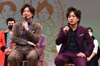 ライブ終演後、囲み取材に臨むぺこぱ。