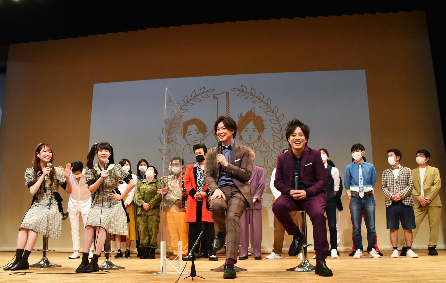 囲み取材の様子。
