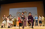 囲み取材の様子。