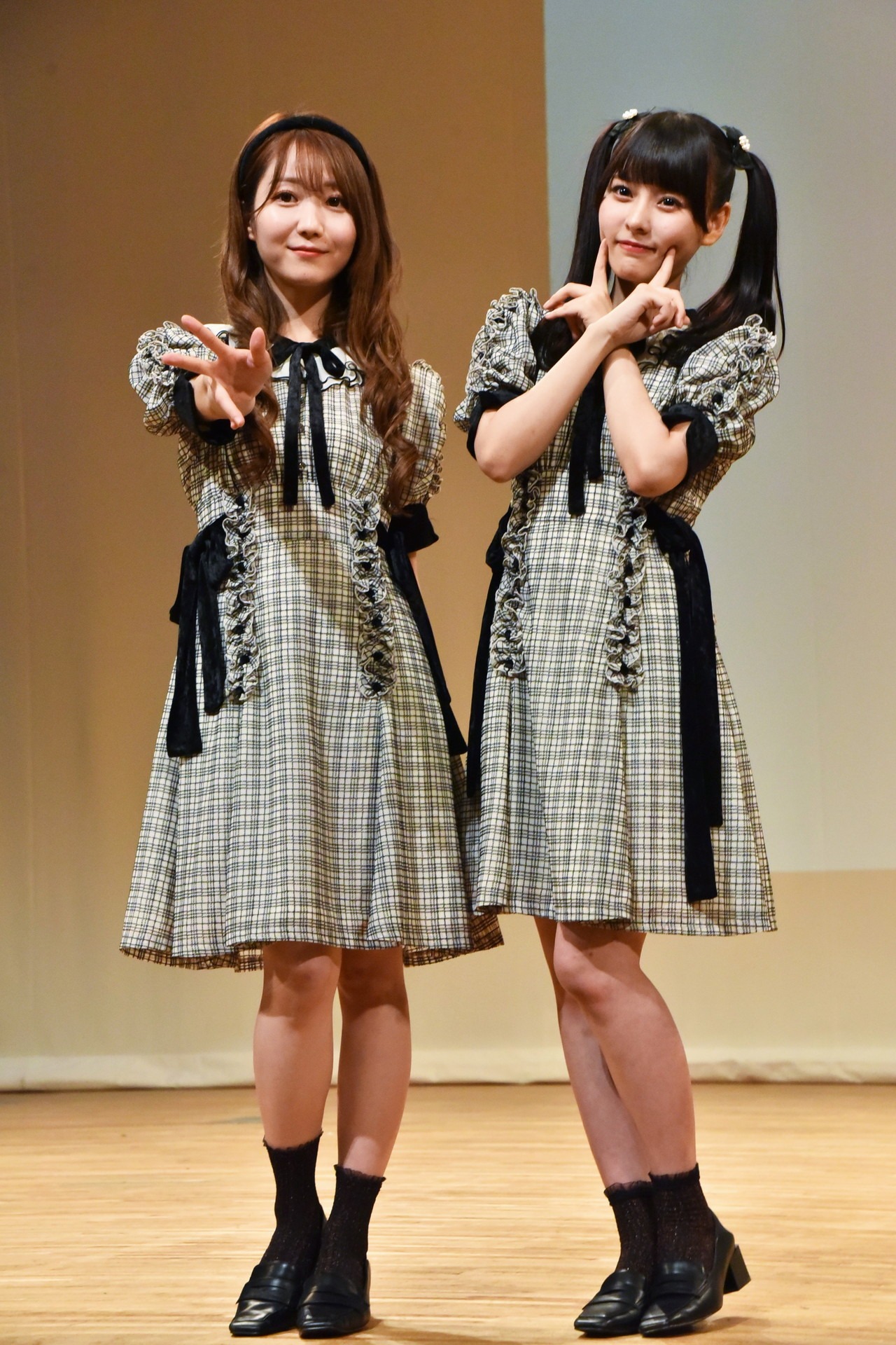 （左から）共に=LOVEの大谷映美里と齊藤なぎさ。