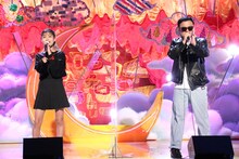 加藤礼愛（左）と、とろサーモン久保田。(c)フジテレビ