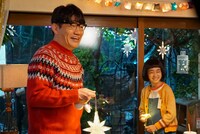 CM撮影中のずん飯尾（左）と村山輝星（右）。