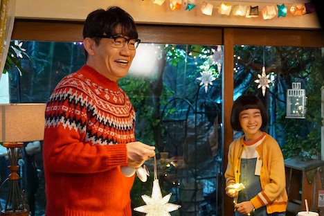 CM撮影中のずん飯尾（左）と村山輝星（右）。