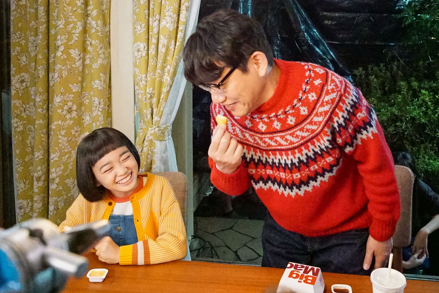 CM撮影中の村山輝星（左）とずん飯尾（右）。