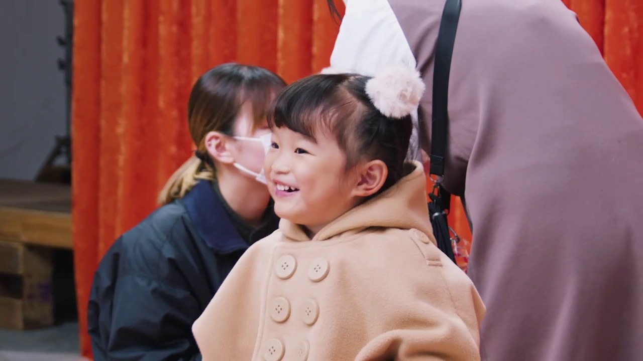 WebCM「令和版 服も心も『あったかいんだからぁ♪』」撮影中の様子。