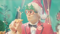 メイプル超合金カズレーザーとムックが出演するピザハットの新CMより。