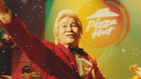 メイプル超合金カズレーザーとムックが出演するピザハットの新CMより。