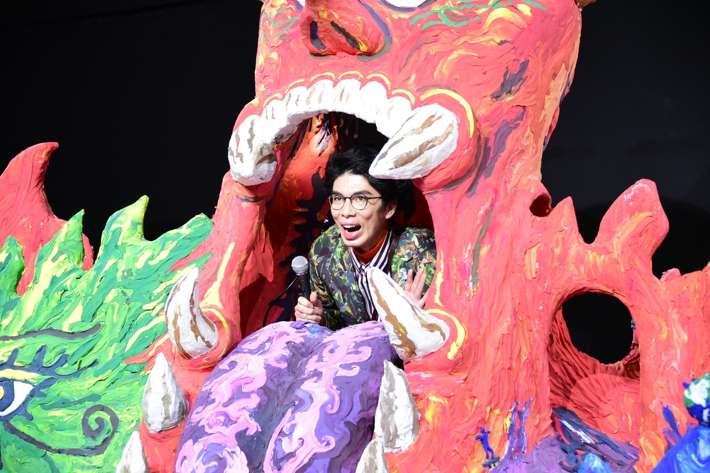 「公園魔」から顔を出す片桐仁。