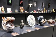 「粘土道20周年記念 片桐仁創作大百科展」場内の様子。