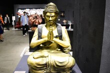 「粘土道20周年記念 片桐仁創作大百科展」場内の様子。