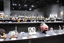 「粘土道20周年記念 片桐仁創作大百科展」場内の様子。